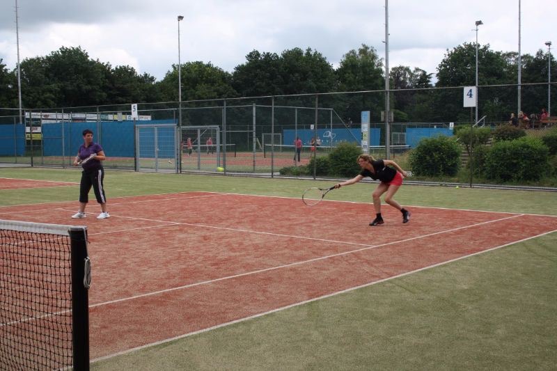 Een tennis actie foto bij de tennisbaan van TVG